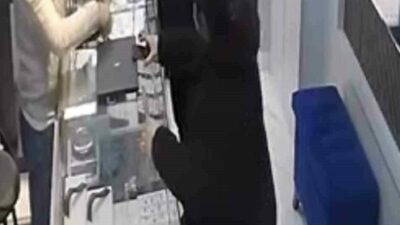 Bursa’da kuyumcuya soygun için gelen silahlı bir şüpheli, kararsız hareketleriyle