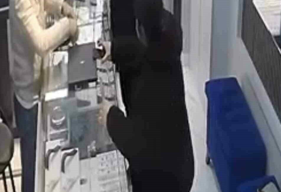 Bursa’da kuyumcuya soygun için gelen silahlı bir şüpheli, kararsız hareketleriyle