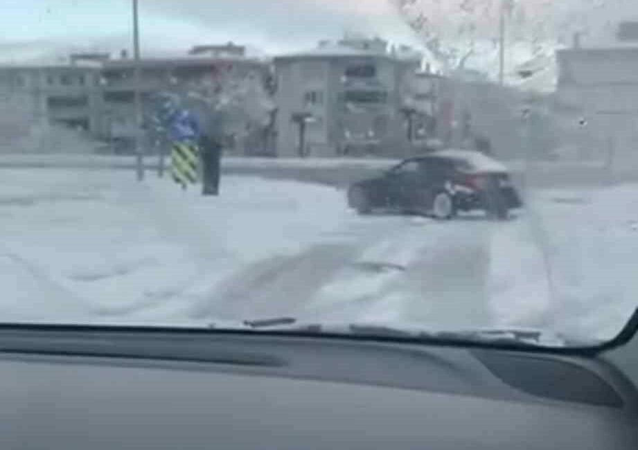 Bursa’da etkili olan kar yağışını fırsat bilen sürücü, otomobiliyle kavşakta