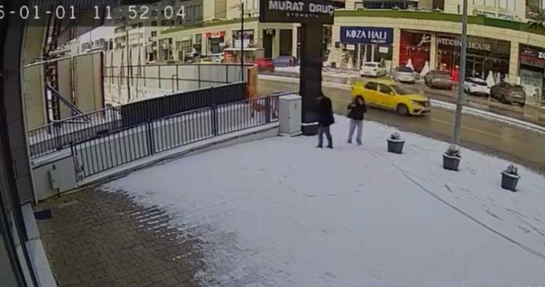 Bursa’da karla kaplanan kaldırımda kalp çizdiler, güvenlik kamerasını izleyenlerin içi ısındı Bursa’da karla kaplanan kaldırım üzerinde kalp çizen sevgili çiftin o