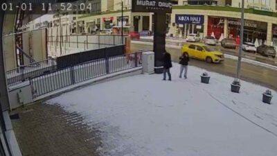 Bursa’da karla kaplanan kaldırım üzerinde kalp çizen sevgili çiftin o