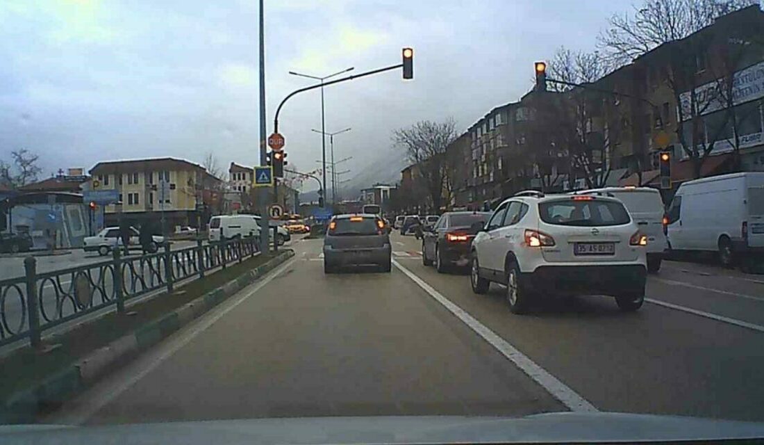 Bursa’da trafik ışıklarında yapılan tehlikeli ihlal, yürekleri ağza getirdi. Edinilen
