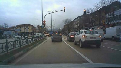 Bursa’da trafik ışıklarında yapılan tehlikeli ihlal, yürekleri ağza getirdi. Edinilen