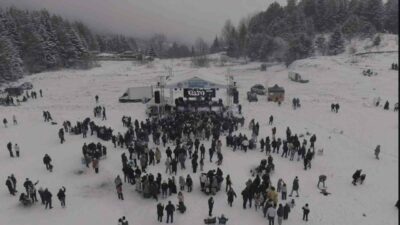 Bursa’da düzenlenen Kış Festivali’ne vatandaşlar yoğun katılım sağlarken, köy yollarının