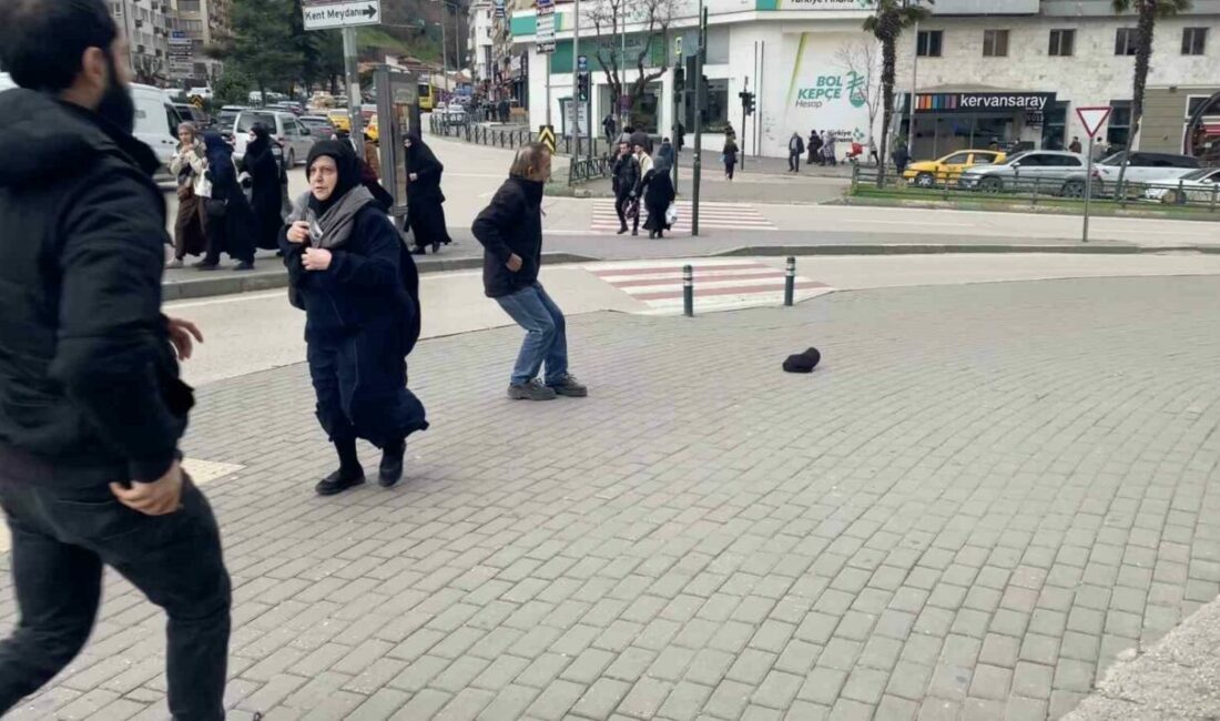 Bursa’da kuvvetli rüzgâr etkisini artırdı Bursa’da sabah saatlerinden itibaren etkisini göstermeye başlayan kuvvetli rüzgâr, kent