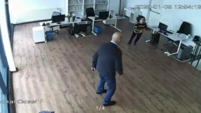 Bursa’da etkili olan şiddetli lodos nedeniyle bir plazanın tavanı çöktü.