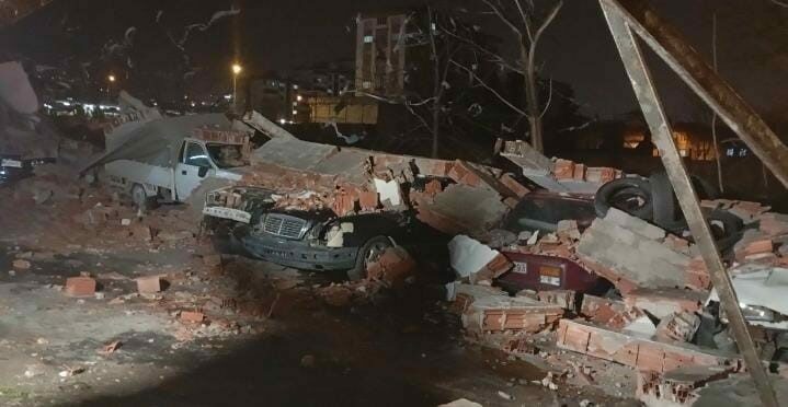 Bursa’da şiddetli lodosun etkisiyle çöken duvar, boş alana park edilen