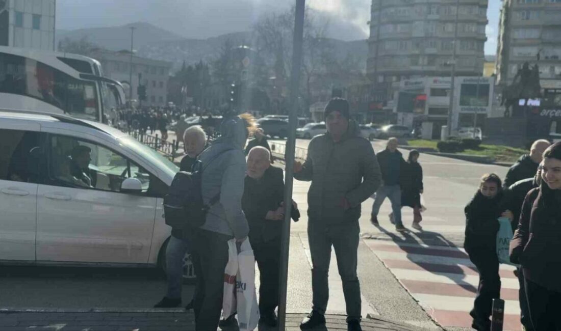 Bursa’nın merkezinde etkili olan şiddetli lodos, günlük yaşamı olumsuz etkiledi.