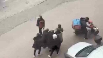 Bursa’da etkili olan şiddetli lodos sırasında yürümekte zorlanan yaşlı bir