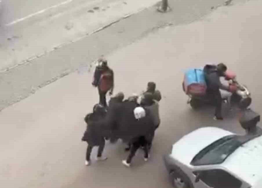 Bursa’da etkili olan şiddetli lodos sırasında yürümekte zorlanan yaşlı bir