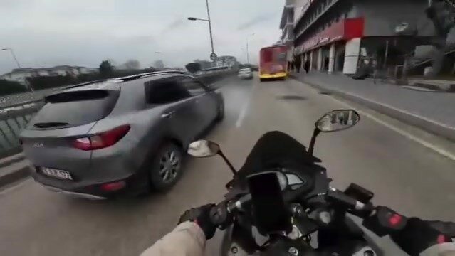 Bursa’da motosikletli sürücünün ölümden döndüğü anlar kask kamerasına yansıdı. Olay,