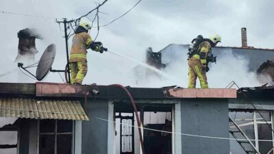 Bursa’nın Mustafakemalpaşa ilçesinde tek katlı evde çıkan yangında dumandan etkilenen