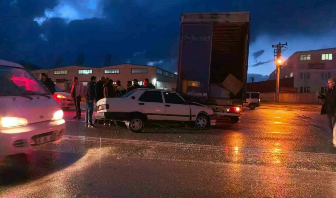 Bursa’nın İnegöl ilçesinde otomobilin tıra çarptığı kazada 1 kişi yaralandı.