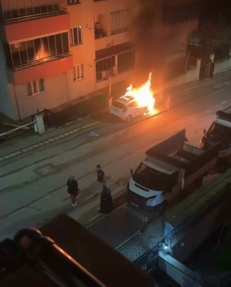 Bursa’nın farklı bölgelerinden alev topuna dönen otomobiller, vatandaşlar tarafından cep