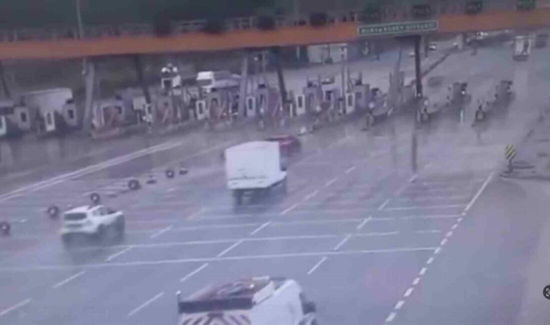 Bursa’da otoyolda pes dedirten görüntü: Ters şeritte kilometrelerce ilerledi Gebze-Orhangazi-İzmir Otoyolu Bursa Kuzey Gişeleri’nde hafif ticari bir aracın ters