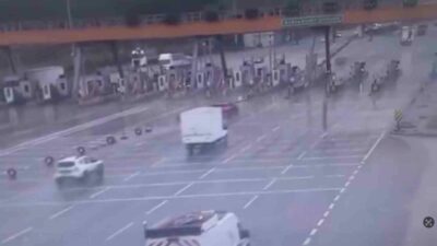 Gebze-Orhangazi-İzmir Otoyolu Bursa Kuzey Gişeleri’nde hafif ticari bir aracın ters