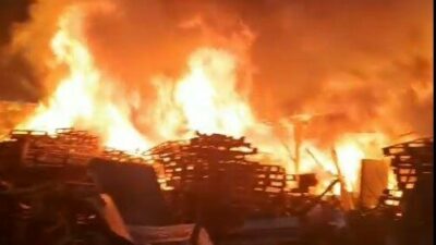 Bursa’nın merkez Yıldırım ilçesinde bir ahşap palet fabrikasında yangın çıktı.