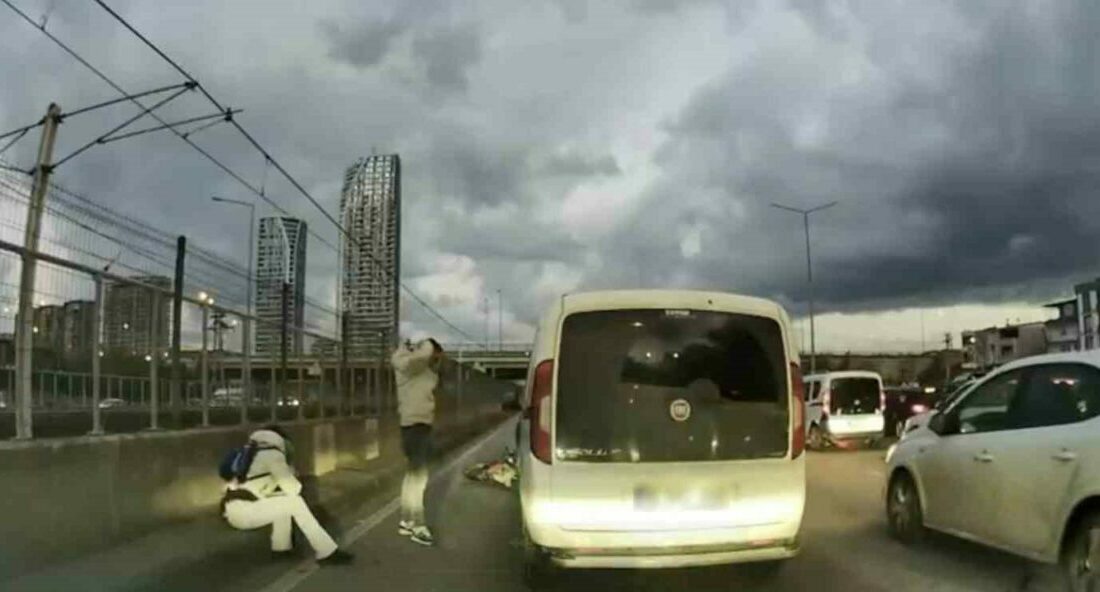 Bursa’da seyir halindeki motosikletli ile çarpıştıktan sonra aracından inen sürücü,