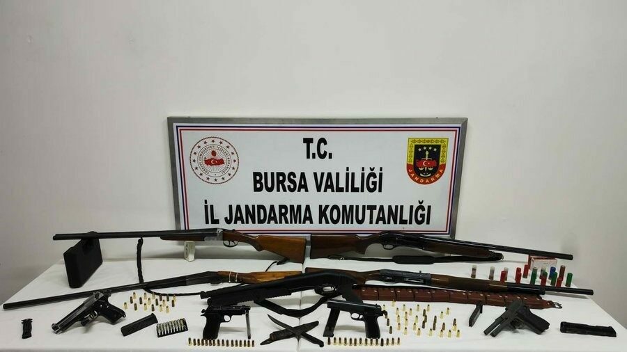 Bursa’da ruhsatsız silah operasyonu… Çok sayıda silah ve mühimmat ele geçirildi Bursa’nın İznik ilçesinde, jandarma tarafından yapılan operasyonda çok sayıda ruhsatsız