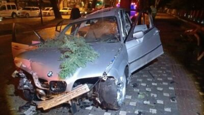 Bursa’da kontrolden çıkan otomobilin kaldırımdaki trafik levhasına ve ağaca çarpması