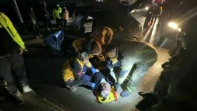 Bursa’da kontrolden çıkan otomobil bariyerlere çarptı. Kazada araçta sıkışan 2