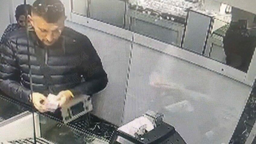 Bursa’da sahte altın vurgunu: Kuyumcuları dolandırdılar, kameralara yakalandılar Bursa’da sahte gram altınla kuyumcuları dolandıran şüpheliler, polis ekiplerinin titiz