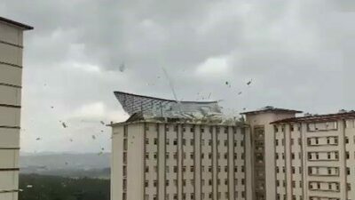 Bursa’da şiddeli fırtına sebebiyle Uludağ Üniversitesi’ndeki yurdun çatısı uçtu. Uçan
