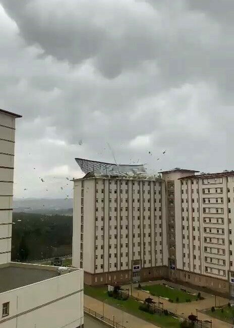 Bursa’da şiddeli fırtına sebebiyle Uludağ Üniversitesi’ndeki yurdun çatısı uçtu. Uçan