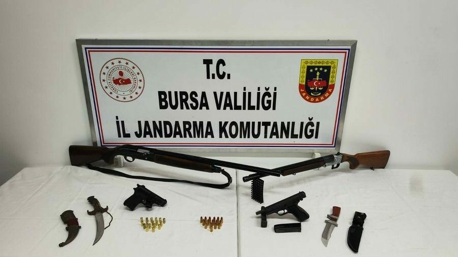 Bursa’nın İznik ilçesinde düzenlenen operasyonda çok sayıda ruhsatsız silah ve