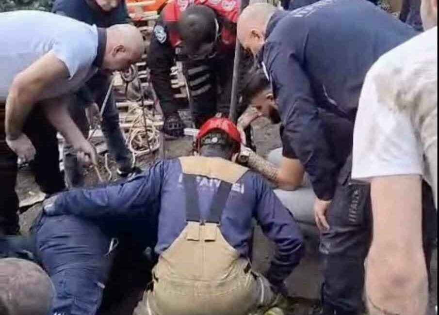 Bursa’nın Mudanya ilçesinin tarihi Kumyaka Mahallesi’nde zeytinlikteki su kuyusunu temizlemek