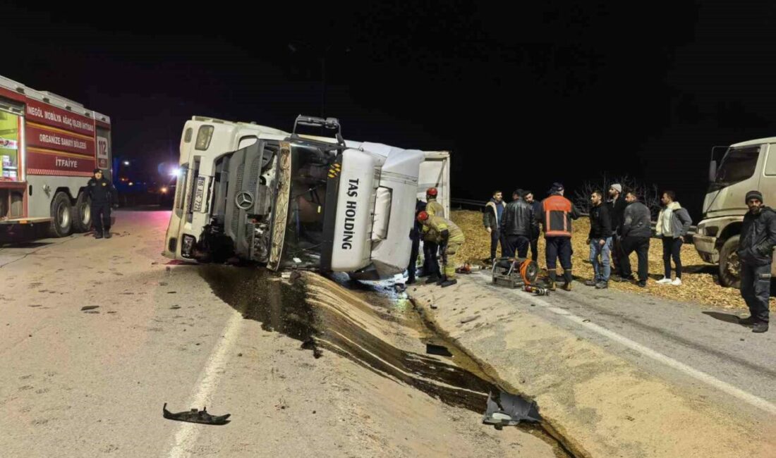 Bursa’da talaş yüklü tır devrildi: Araçta sıkışan genç sürücü hayatını kaybetti Bursa’nın İnegöl ilçesinde talaş yüklü tır devrildi. Dorsenin altında kalarak