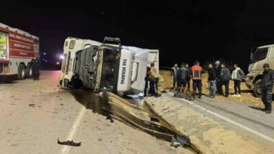 Bursa’nın İnegöl ilçesinde talaş yüklü tır devrildi. Dorsenin altında kalarak