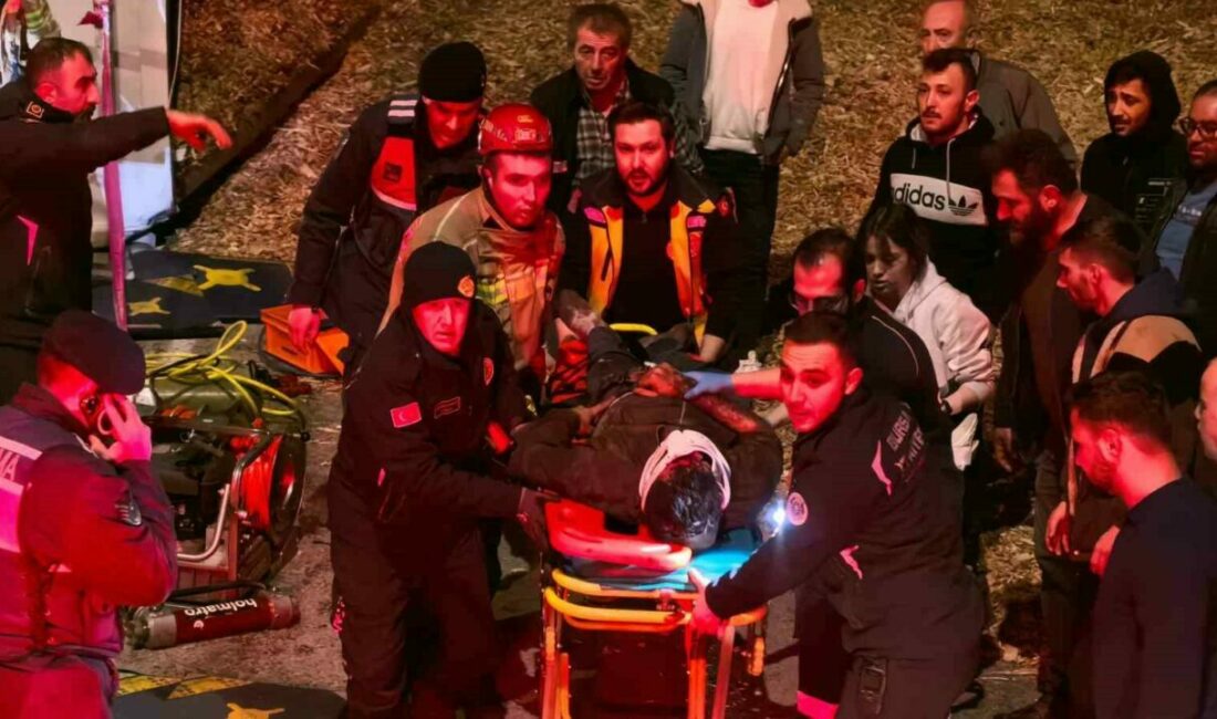 Bursa’nın İnegöl ilçesinde talaş yüklü tır devrildi. Dorsenin altında kalarak