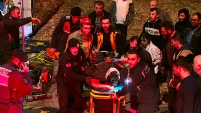 Bursa’nın İnegöl ilçesinde talaş yüklü tır devrildi. Dorsenin altında kalarak