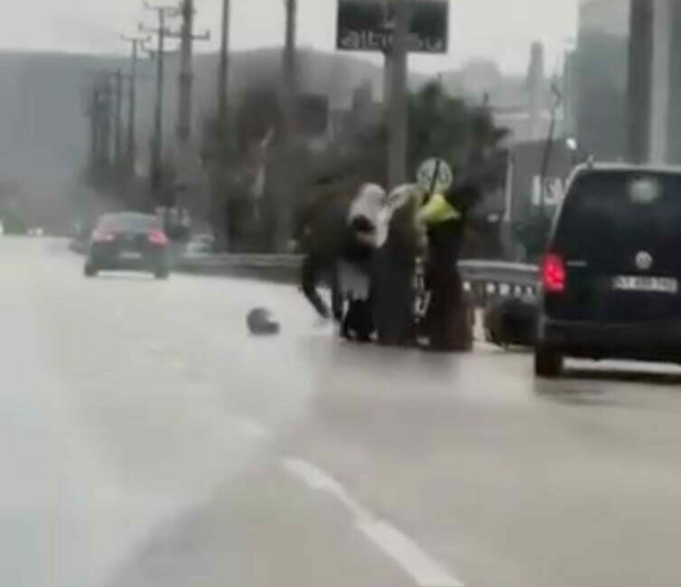 Bursa’da tartıştığı kuryeyi dövdü: O anlar kameraya yansıdı Bursa’nın Kestel ilçesinde seyir halindeki sürücü ile kurye arasında çıkan