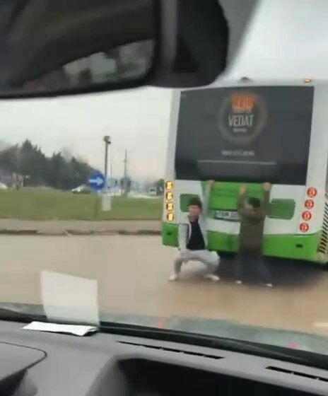 Bursa’da otobüsün arkasına tutunarak ayaklarını yere sürüyen 10-15 yaşlarındaki 2