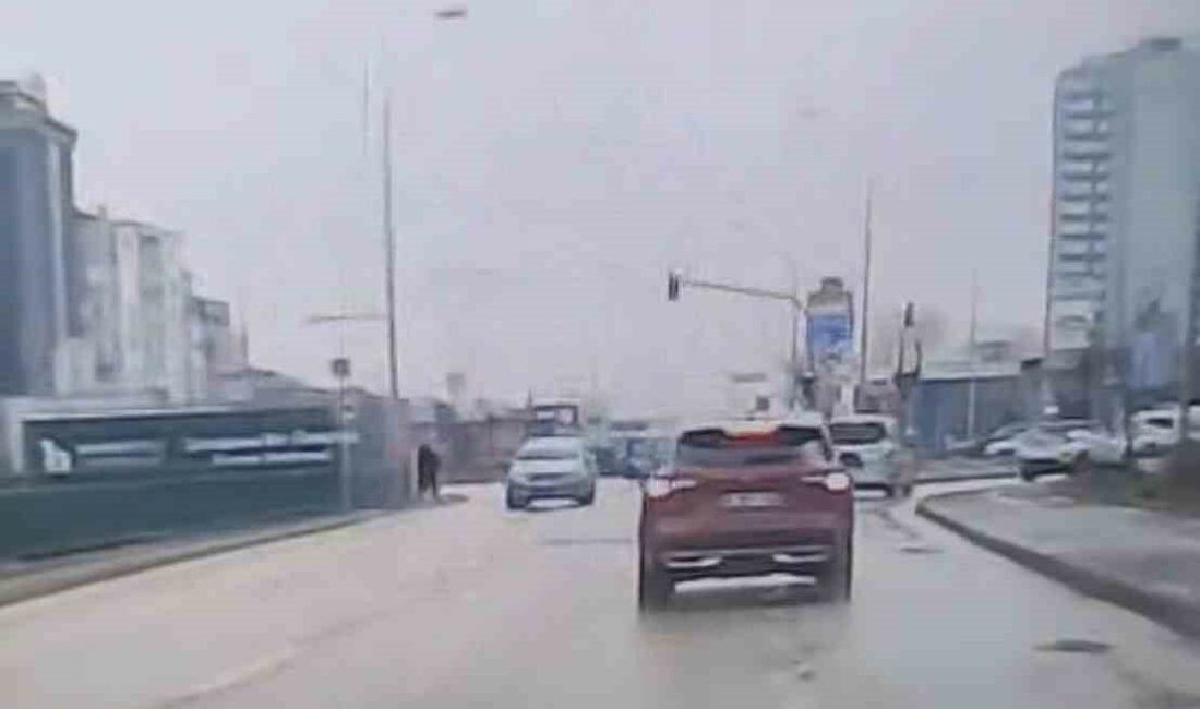 Bursa’da ters yöne giren otomobil paniğe neden oldu Bursa’da seyir halindeki bir otomobilin ters yöne girmesi trafikte paniğe