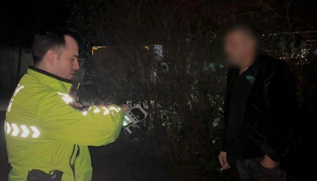 Bursa’da trafik polisinin tuvaleti gelen alkollü sürücüyle imtihanı Bursa’da alkol uygulaması yapan trafik ekiplerini gören kamyonet sürücüsü, otoparka