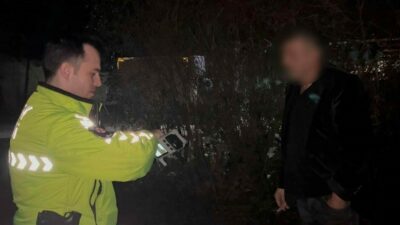 Bursa’da alkol uygulaması yapan trafik ekiplerini gören kamyonet sürücüsü, otoparka