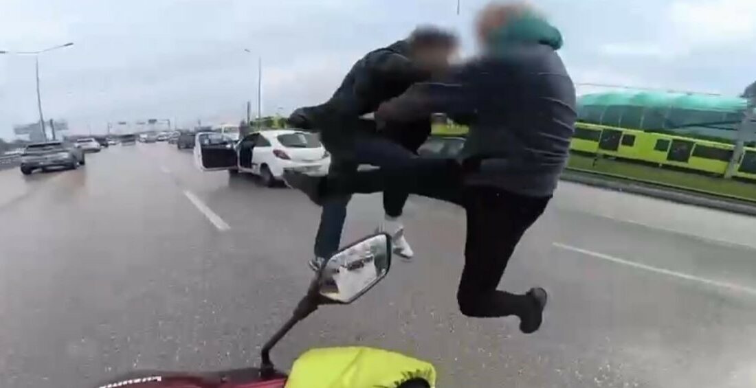 Bursa’da trafikte uçan tekmeli kavga Bursa’da iki sürücü arasında ’yol verme’ tartışması nedeniyle çıkan kavgada