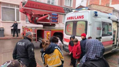 Bursa’nın İnegöl ilçesinde apartmanın 3. katında çıkan yangında 5 kediden