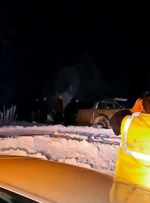 Bursa’da yaylada mahsur kalan 6 kişi kurtarıldı Bursa’da kar yağışı sebebiyle yayla yolunda mahsur kalan 6 kişi