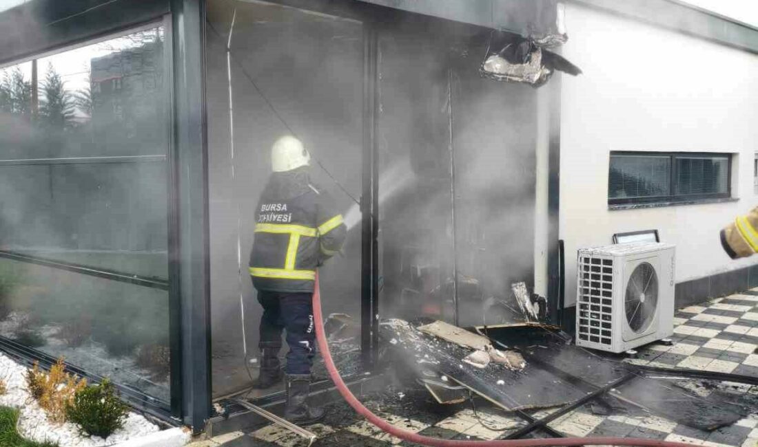 Bursa’da yazlık evde çıkan yangın paniğe neden oldu Bursa’nın İnegöl ilçesinde kırsal mahallede bulunan 2 katlı yazlık evde