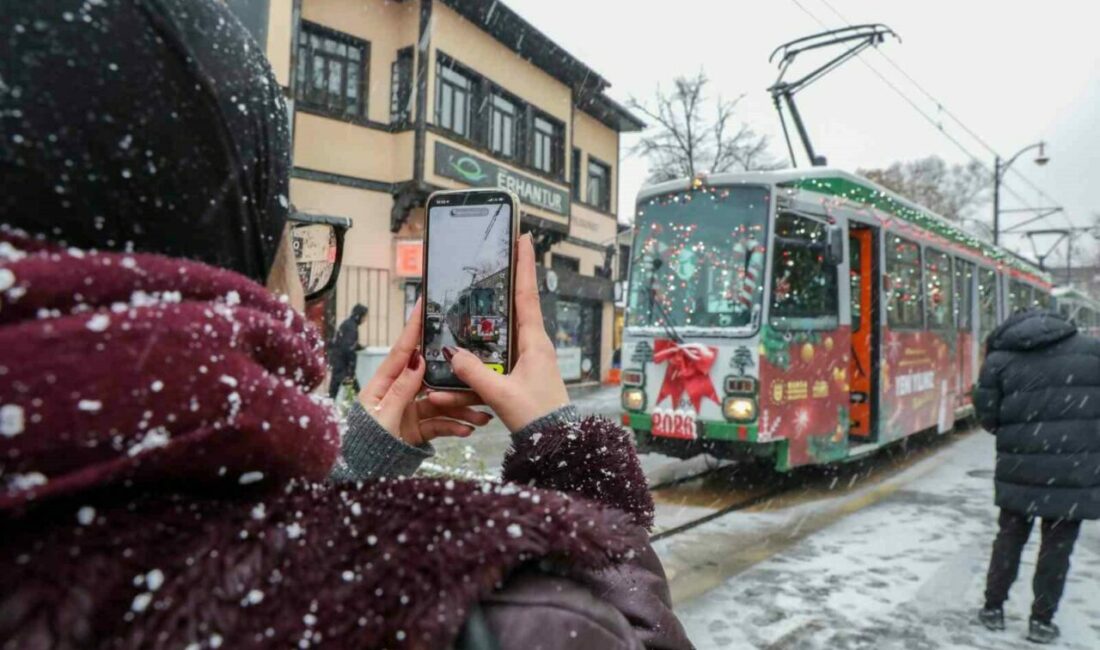 Bursa Büyükşehir Belediyesi tarafından yeni yıl temasıyla süslenerek kent merkezinde