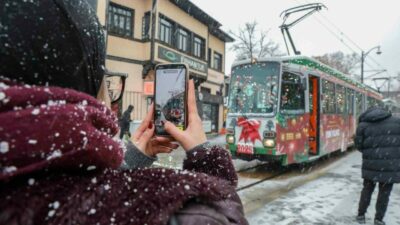 Bursa Büyükşehir Belediyesi tarafından yeni yıl temasıyla süslenerek kent merkezinde