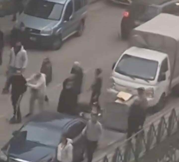 Bursa’da cadde ortasında çıkan kavga sonrası ortalık savaş alanına döndü.