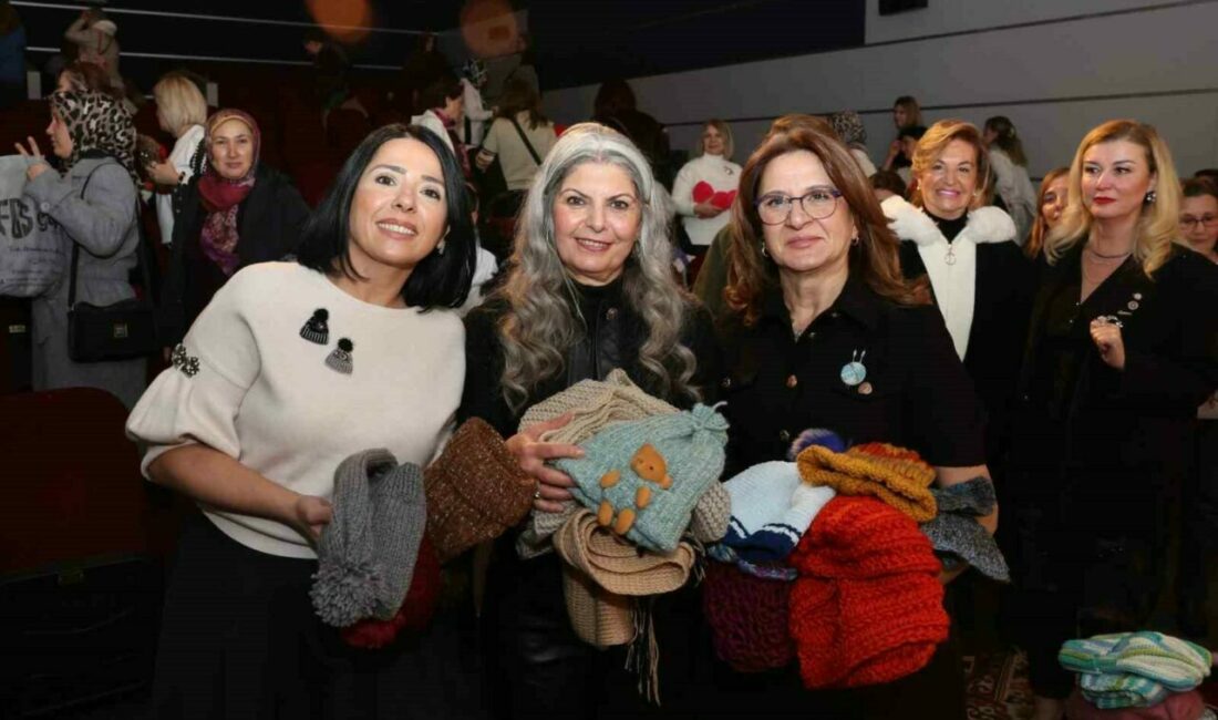 Bursa’da yüzlerce kadın aynı andı sinema salonunda toplanıp hem film