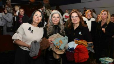 Bursa’da yüzlerce kadın aynı andı sinema salonunda toplanıp hem film