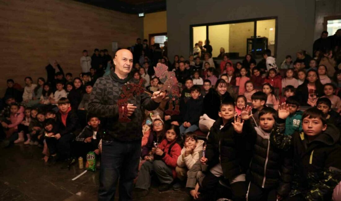 Bursa’nın yüzlerce yıllık simgeleri Osmangazi’de perdeye yansıdı Yüzlerce yıllık geçmişe sahip olan gölge oyunu Karagöz’ü yaşatmak ve