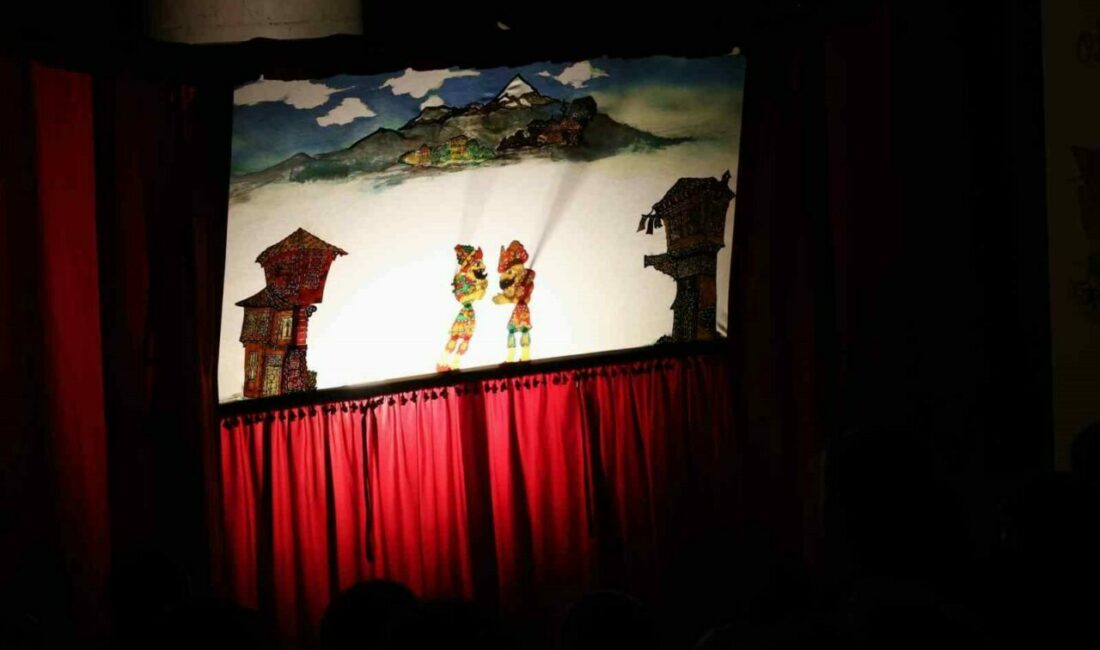 Bursa’nın yüzlerce yıllık simgeleri Osmangazi’de perdeye yansıdı Yüzlerce yıllık geçmişe sahip olan gölge oyunu Karagöz’ü yaşatmak ve